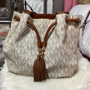 Beautiful Michael Kors bucket bag